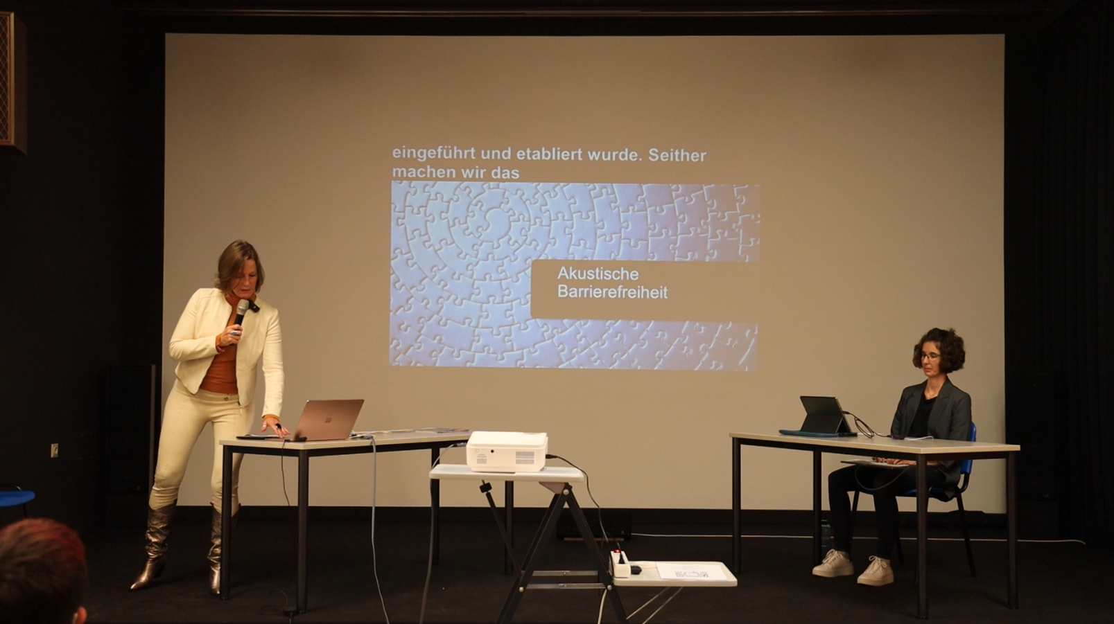 Gudrun Amtmann, Schriftdolmetscherin beim Fachvortrag Schriftdolmetschen mit SD-Kollegin Andrea Reif